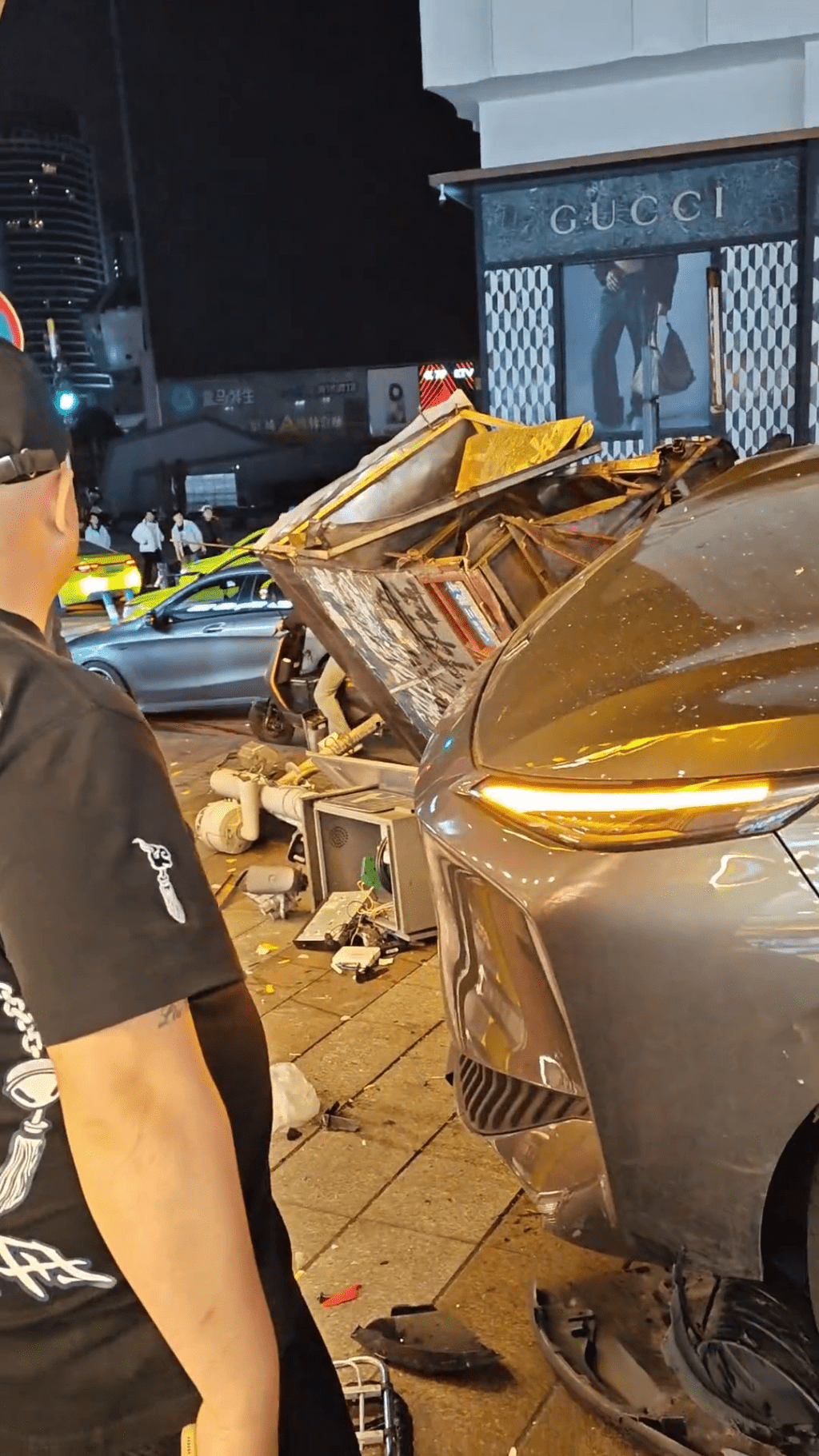 重庆闹市私家车失控铲向人群，网民拍下现场画面。 抖音