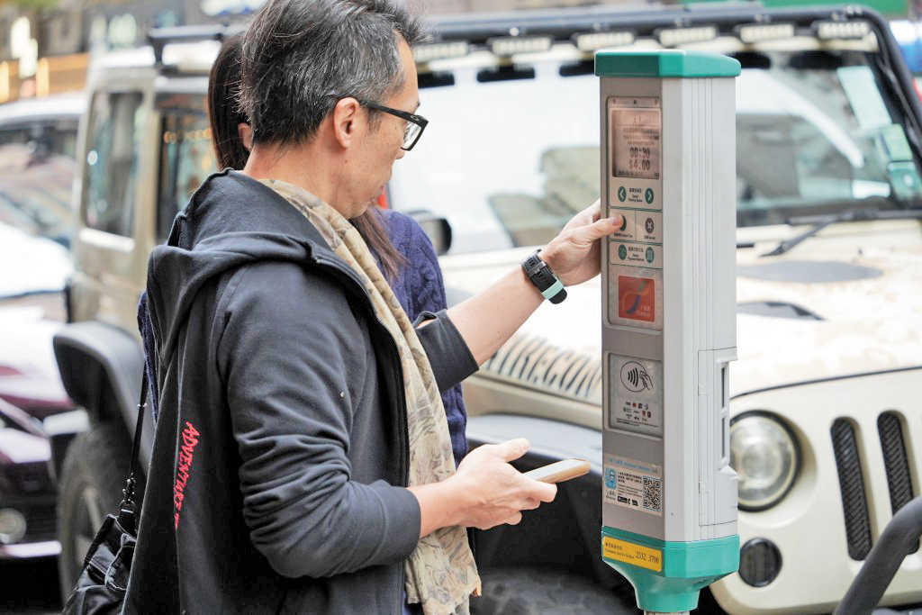 開的士的車友「拍晒枱」稱最憎呢一類司機，特別是開搵食車行業的車友，經常因這一類人而泊不到錶位，所以連食飯也要在車上搞掂。