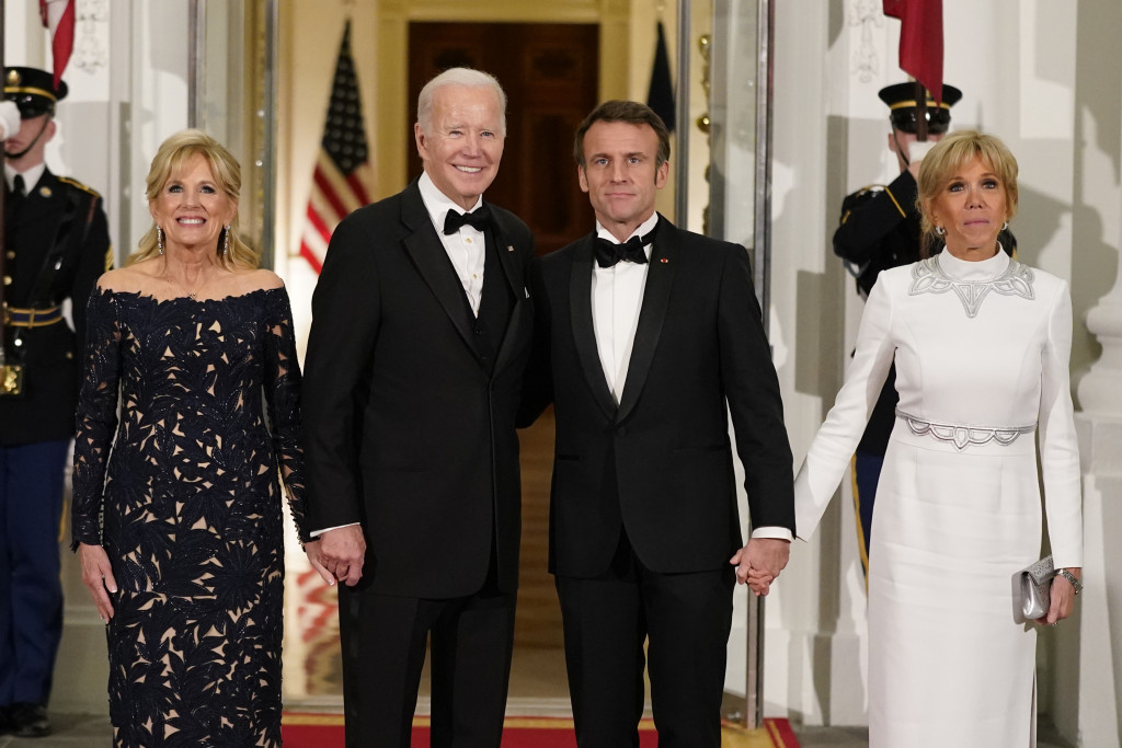 拜登和第一夫人吉爾在抵達華盛頓白宮北門廊參加國宴時迎接馬克龍伉儷。AP