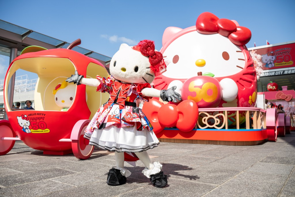 Hello Kitty 50周年慶典的「花車巡遊」主題裝置