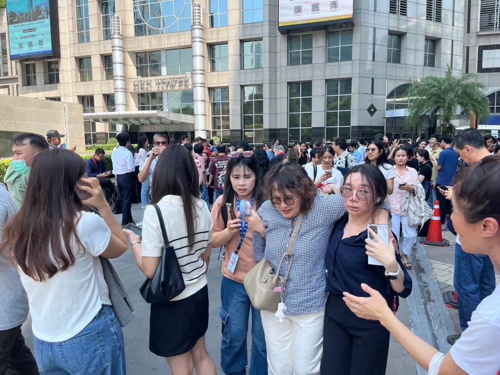 泰國曼谷出現災情，民眾事前未收到地震警報。路透社
