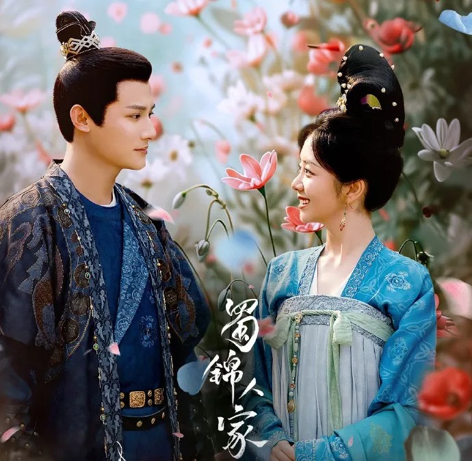 鄭業成近日與內地人氣女星譚松韻合作拍攝古裝劇《蜀錦人家》,該劇以女性成長勵志為主軸,聚焦女主角逆境奮鬥的成長歷程。 鄭業成近日與內地人氣女星譚松韻合作拍攝古裝劇《蜀錦人家》,該劇以女性成長勵志為主軸,聚焦女主角逆境奮鬥的成長歷程。