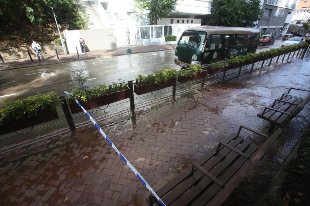 車輛須涉水而行。