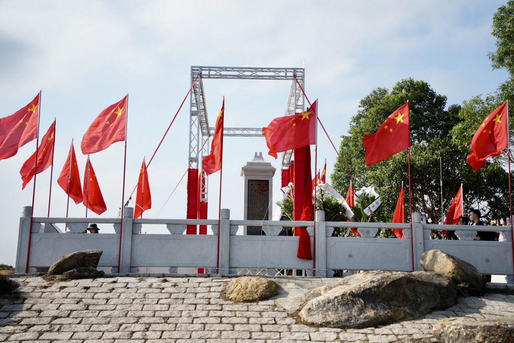 劉春祥抗日英雄群體紀念碑位於屯門龍鼓灘中華白海豚瞭望台。蘇正謙攝