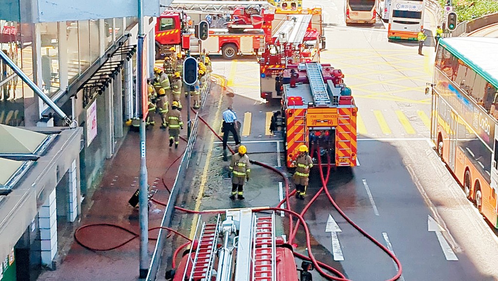 銅鑼灣華都大廈地下燈飾店起火，消防不久將火救熄。