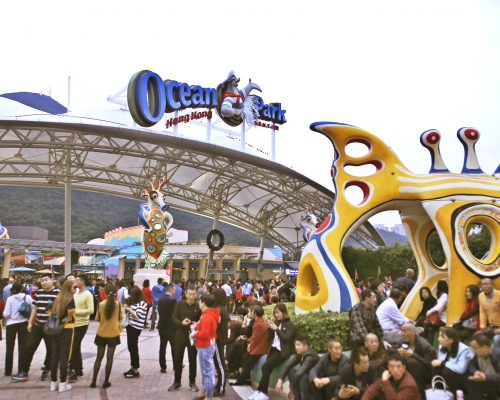 港珠澳大橋通車後，海洋公園入場人數大增。資料圖片
