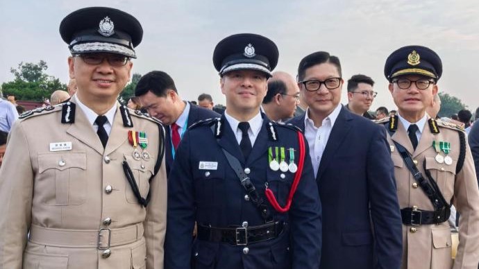 (左一)香港入境事務處處長郭俊峯獲邀現場觀看閱兵儀式。