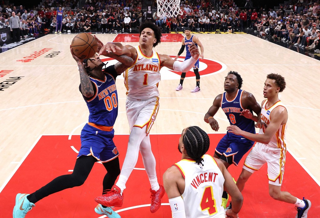 「新鷹王」謝倫莊遜（左2）今仗得到全隊最高24分，外加10個籃板和8次助攻。AFP