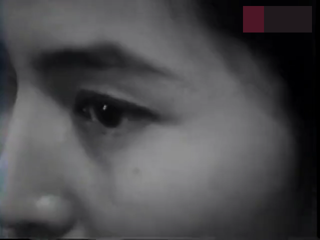影片近鏡拍攝小野洋子的眼神