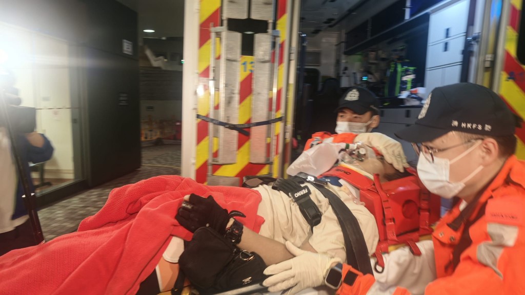 大埔34歲男司機失事自炒，清醒送院。黎志偉攝