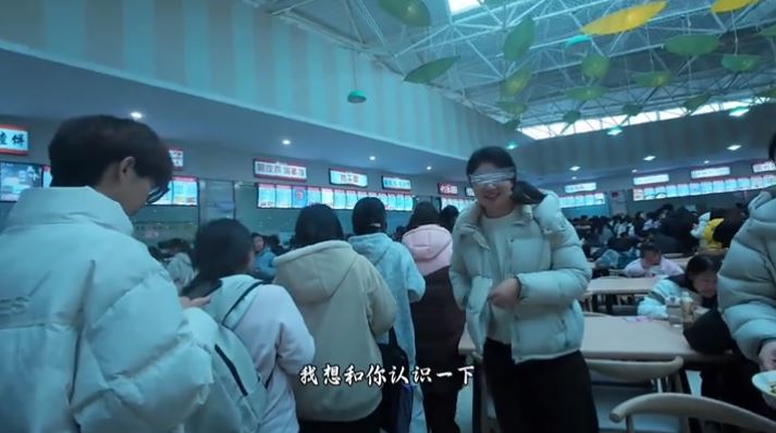 河南有疑是男大生在校内食堂搭讪心仪“女生”，对方却是老师。抖音＠笑咪咪