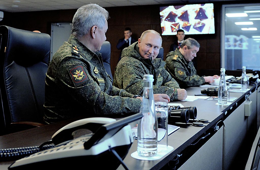 普京（左）、国防部长绍伊古（右）、参谋总长吉拉西莫夫（Valery Gerasimov）3人在远东地区的谢尔盖耶夫斯基训练场执行监督工作。路透资料图