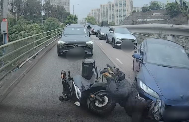 鐵騎士墮地。fb車cam L（香港群組）影片截圖