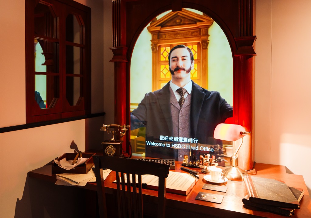 透過三組互動櫃檯可了解滙豐自成立以來在香港金融發展中的角色。 透過三組互動櫃檯可了解滙豐自成立以來在香港金融發展中的角色。