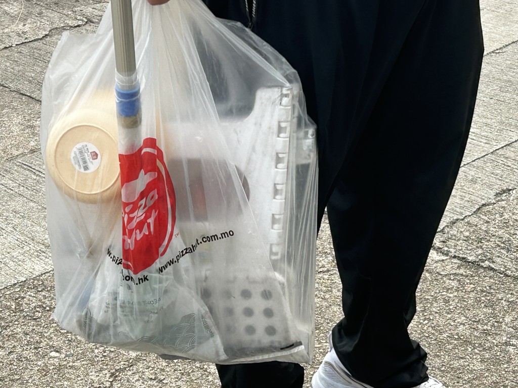 黄先生带同扫帚、凳仔及胶兜上去执拾。曾志恒摄