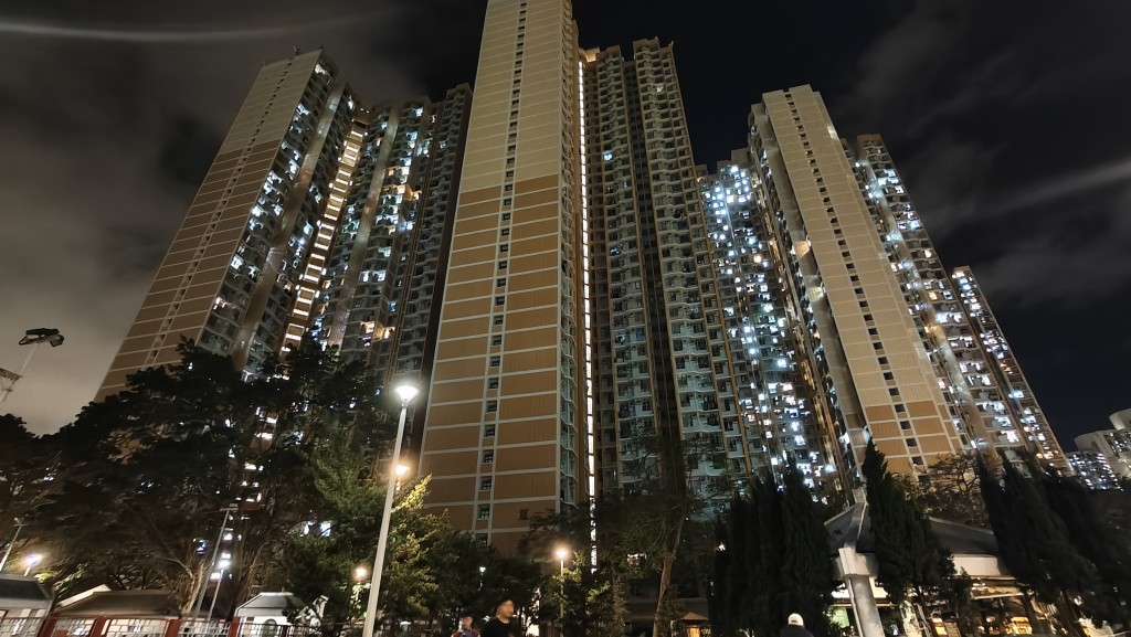 整幢葵涌邨夏葵樓發生停電。黃文威攝