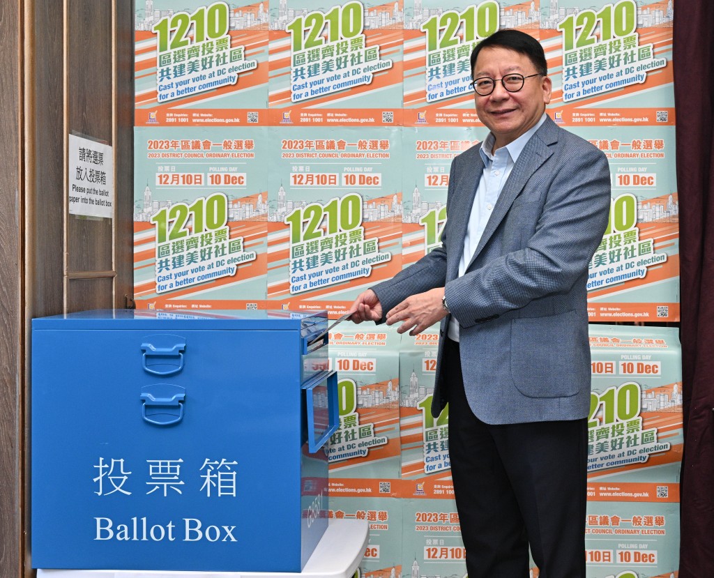 陈国基在沙田仁爱堂香港台山商会长者活动中心投票。政府新闻处图片