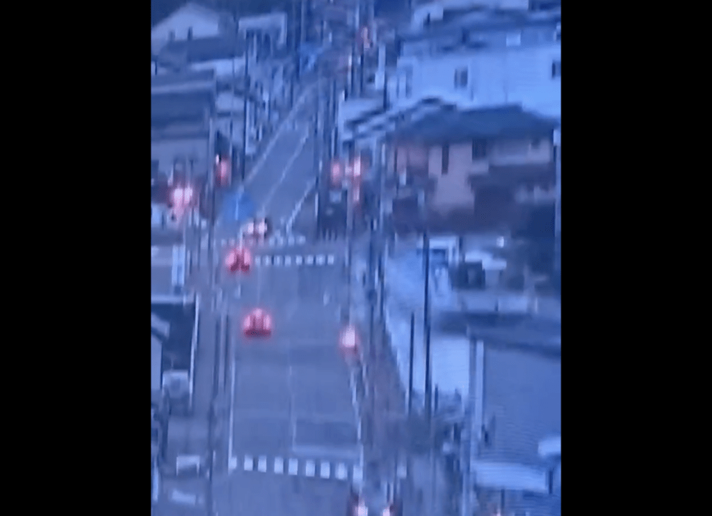 新潟縣的路面監視器拍到，海嘯洶湧灌進河道瞬間。