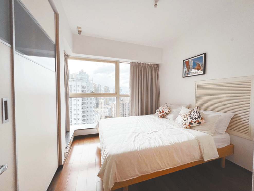 睡房以白色为设计主调，感觉清雅舒适。