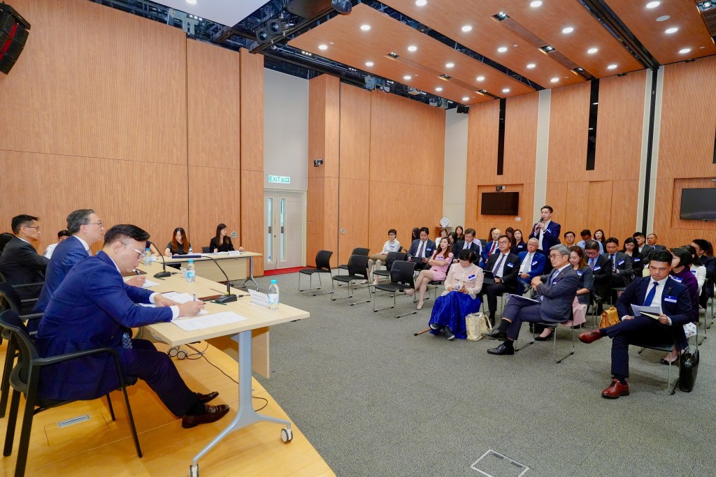 律政司司長林定國和副司長張國鈞、特首政策組成員聽取有關香港作為「國際法律及爭議解決服務中心」的意見。