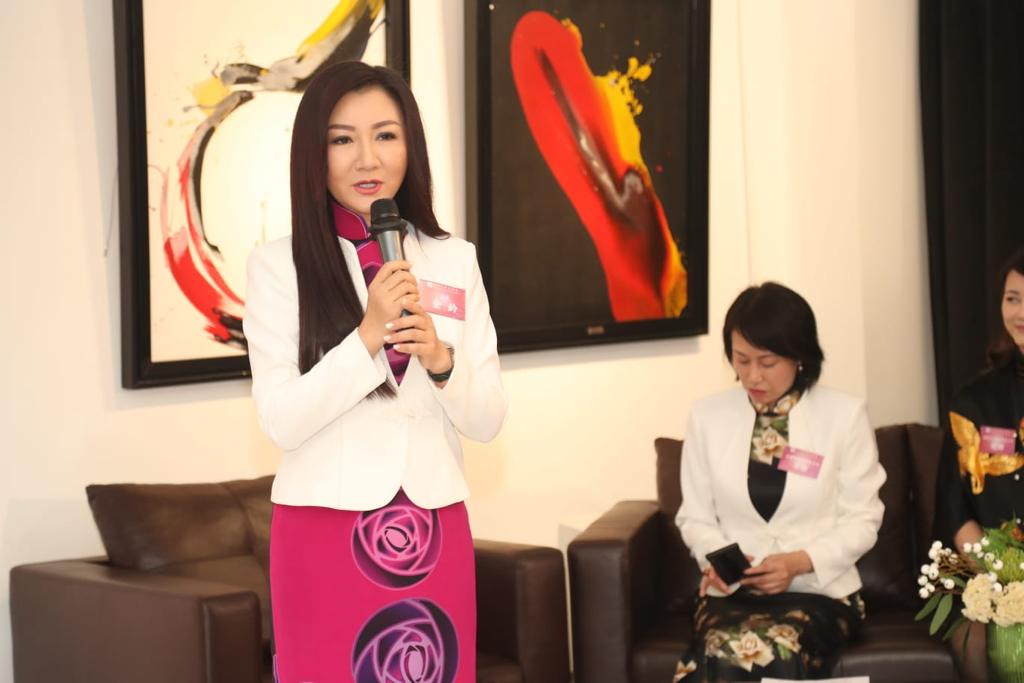 拍賣工作因疫情停頓，讓「金槌拍賣官」金鈴多了時間陪仔女。