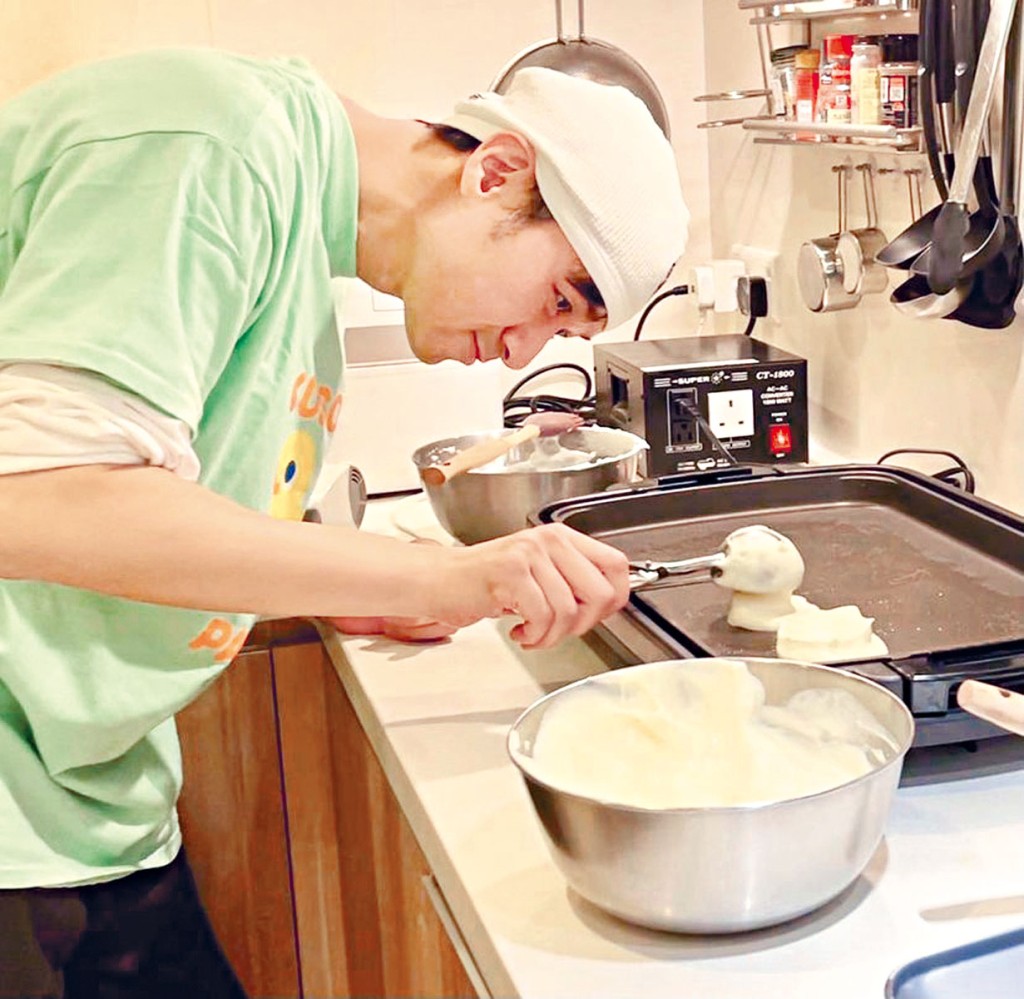 基仔親自入廚自製愛心pancake。
