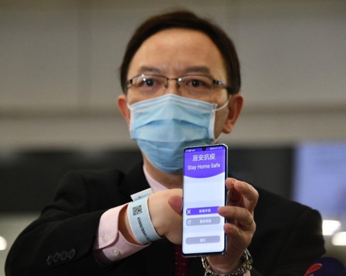 政府資訊科技總監林偉喬展示新式手帶。