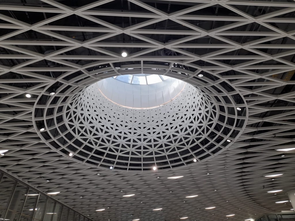 深圳地铁岗厦北站的天眼。