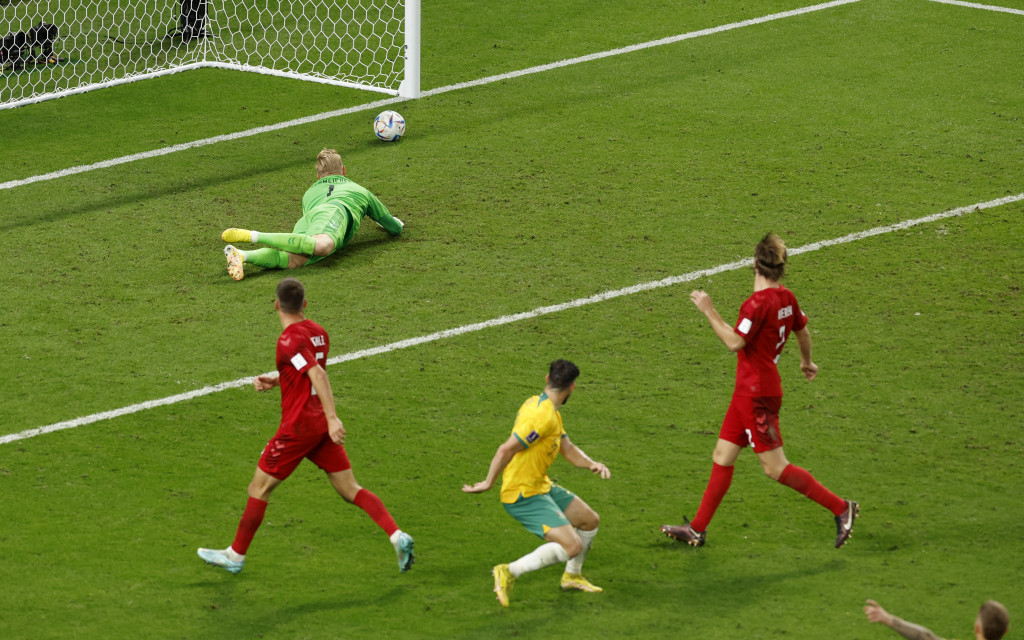 前鋒馬菲歷基(黃衫)六十分鐘為澳洲一箭定江山，小勝丹麥1:0，與阿根廷攜手晉級十六強。REUTERS