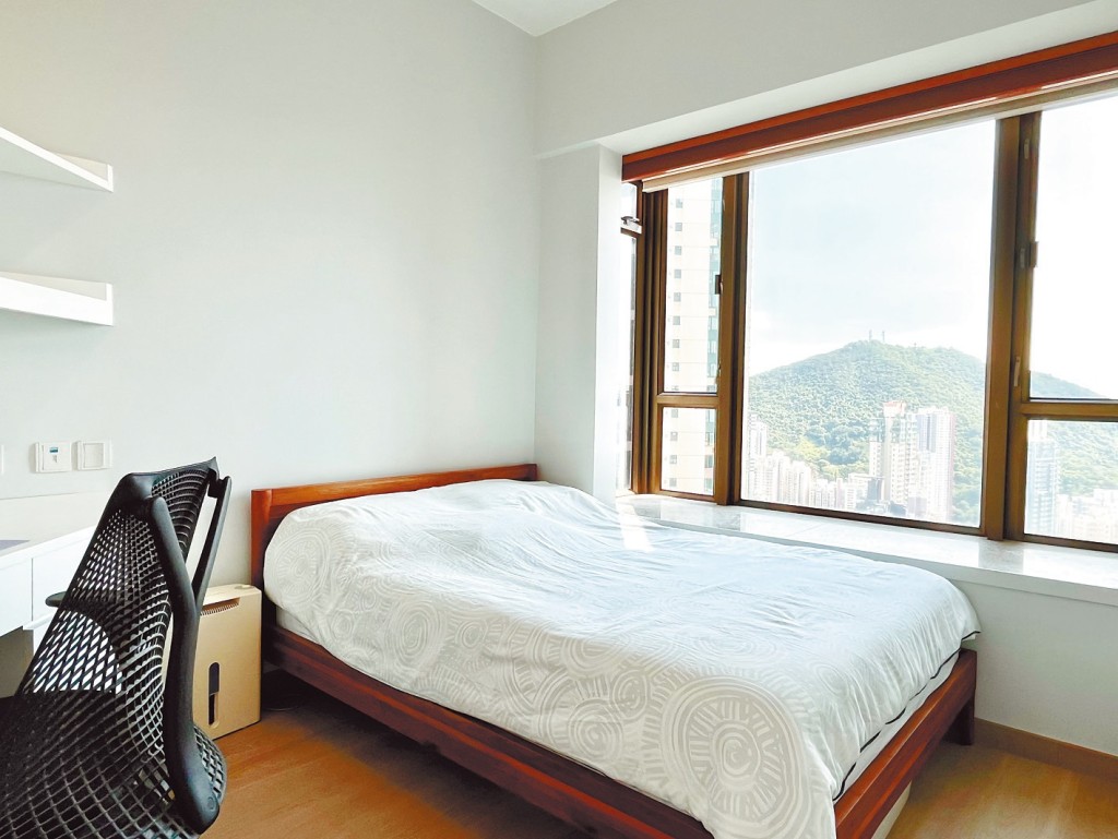 房间以白色为主调，打造出宁静自然的睡眠空间。