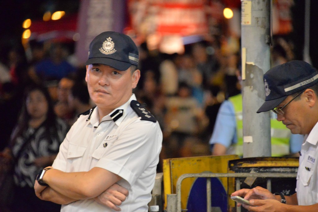 副處長（國家安全）簡啟恩曾擔任灣仔警區指揮官，深耕前線讓他體會到貫徹「有法必依，違法必究」才能彰顯法紀的震懾力。