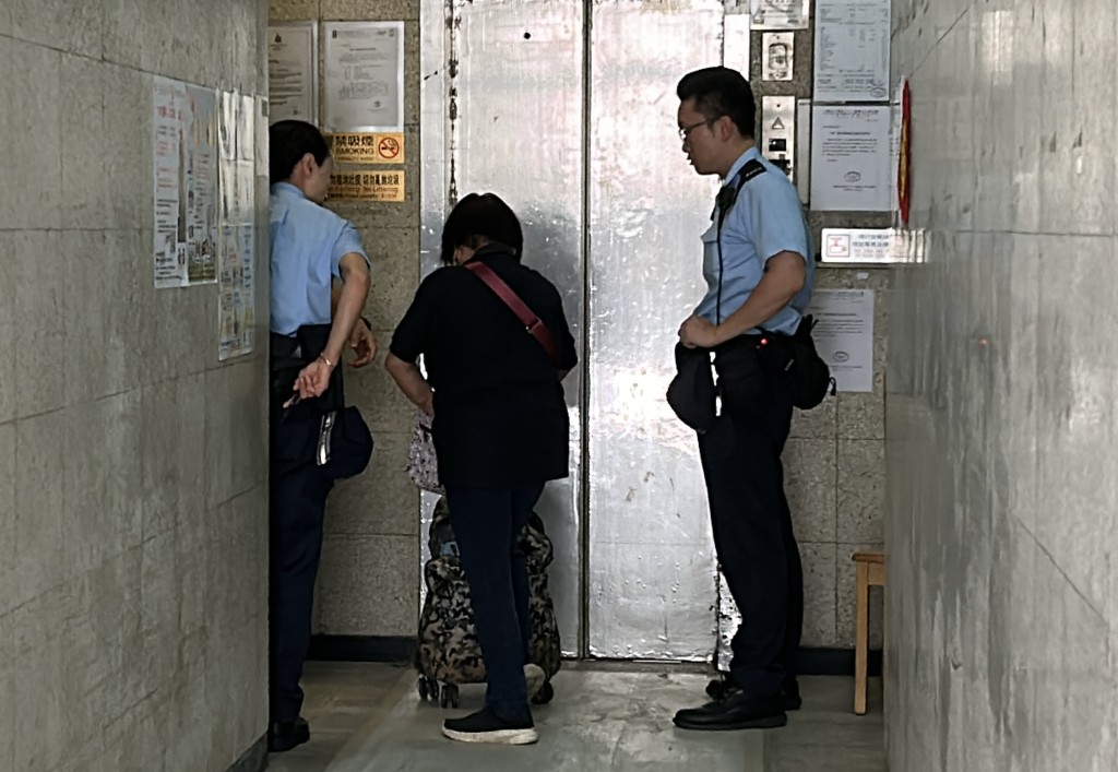 居民出入要登記。 居民出入要登記。