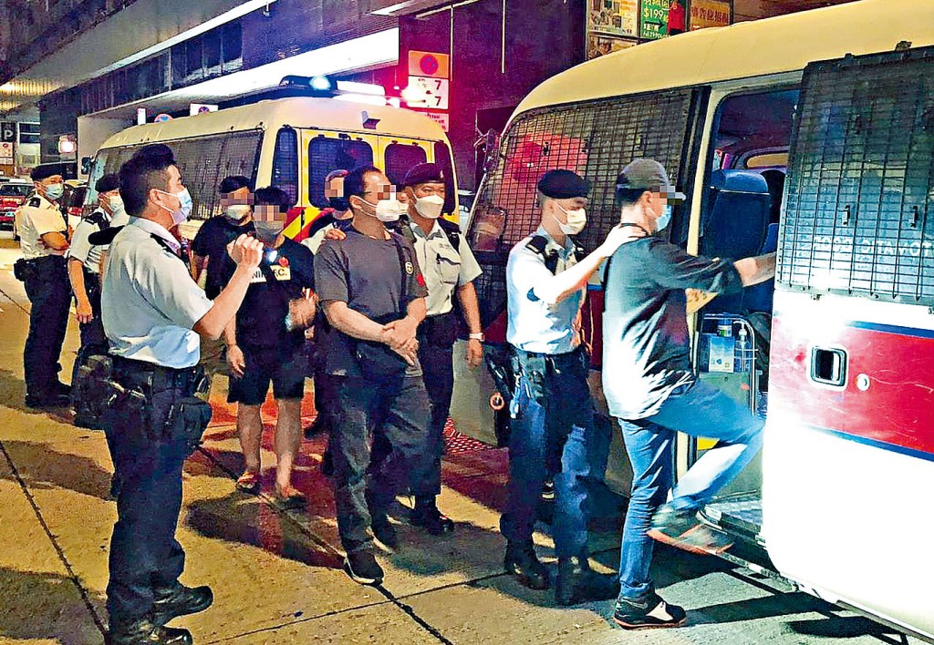 警方在觀塘連破兩個賭檔,拘捕一批賭客。