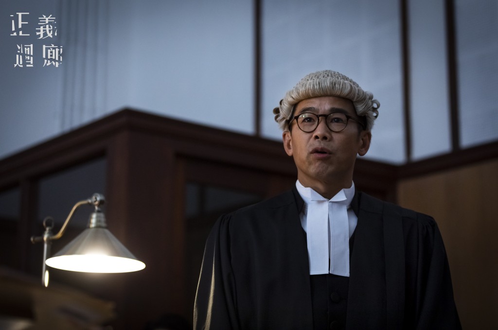 林海峰在《正義迴廊》中飾演大律師，為「逆子弒親案」第一被告辯護。
