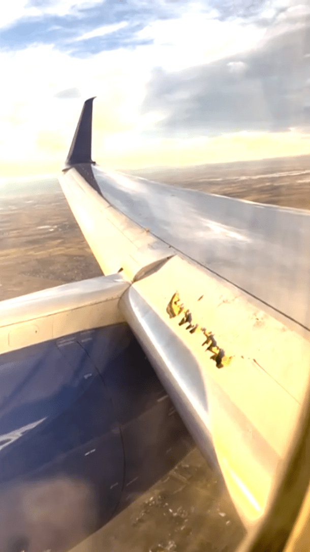 乘客克拉克打开窗户百叶窗，拍摄了机翼受损的情况。