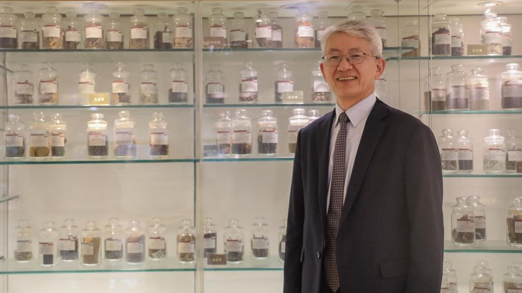 浸會大學協理副校長（臨床中醫藥）、香港中醫醫院行政總監卞兆祥教授回顧中醫藥在新冠疫情中展現的價值與作用。