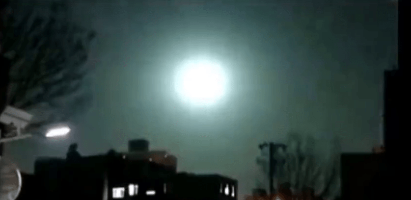 在北京，有车CAM拍下住宅大楼上方出现火流星，还爆发耀见闪光。
