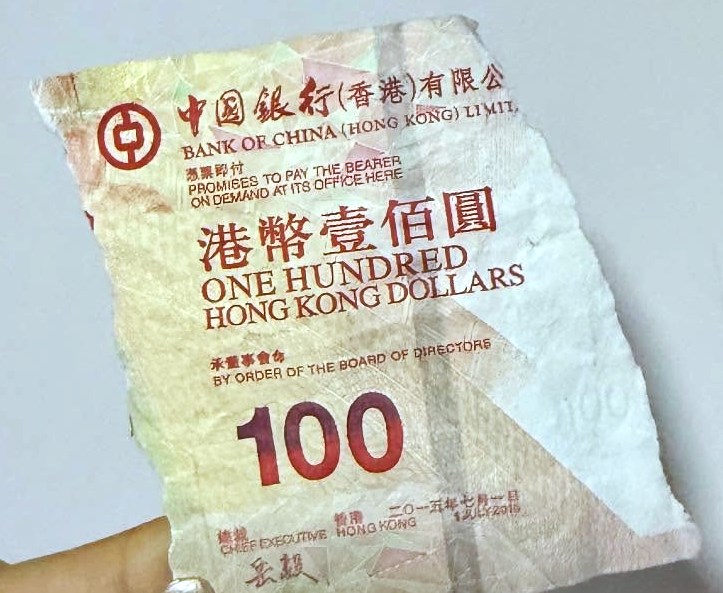 識食的為食狗把鈔票左右兩邊吃掉，只餘 中間部分，直腸直肚的狗狗之後把銀紙碎 片排出體外。Threads截圖