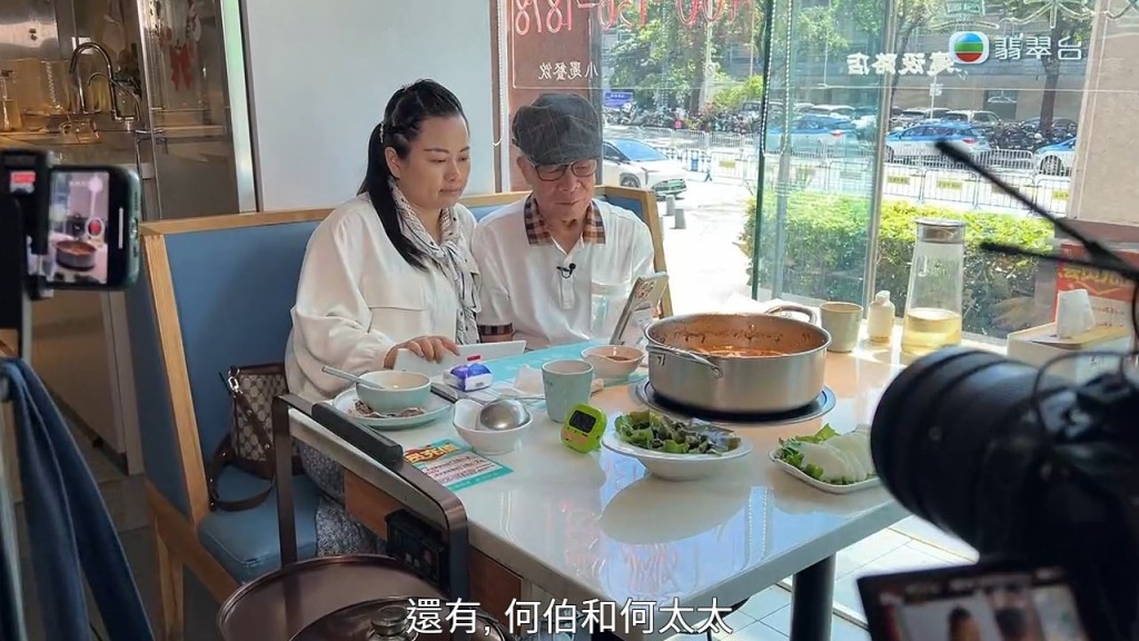 何伯曾因與何太的忘年戀成為全城熱話，更一度積極帶貨開直播做網紅。