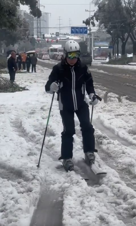 湖南暴雪令居民生活大受影响，有民众要用滑雪板及雪杖出行。小红书