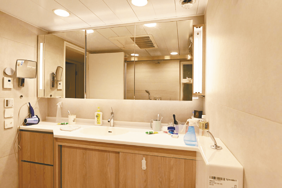 浴室鏡櫃寬闊，方便打理及收納衛浴用品。