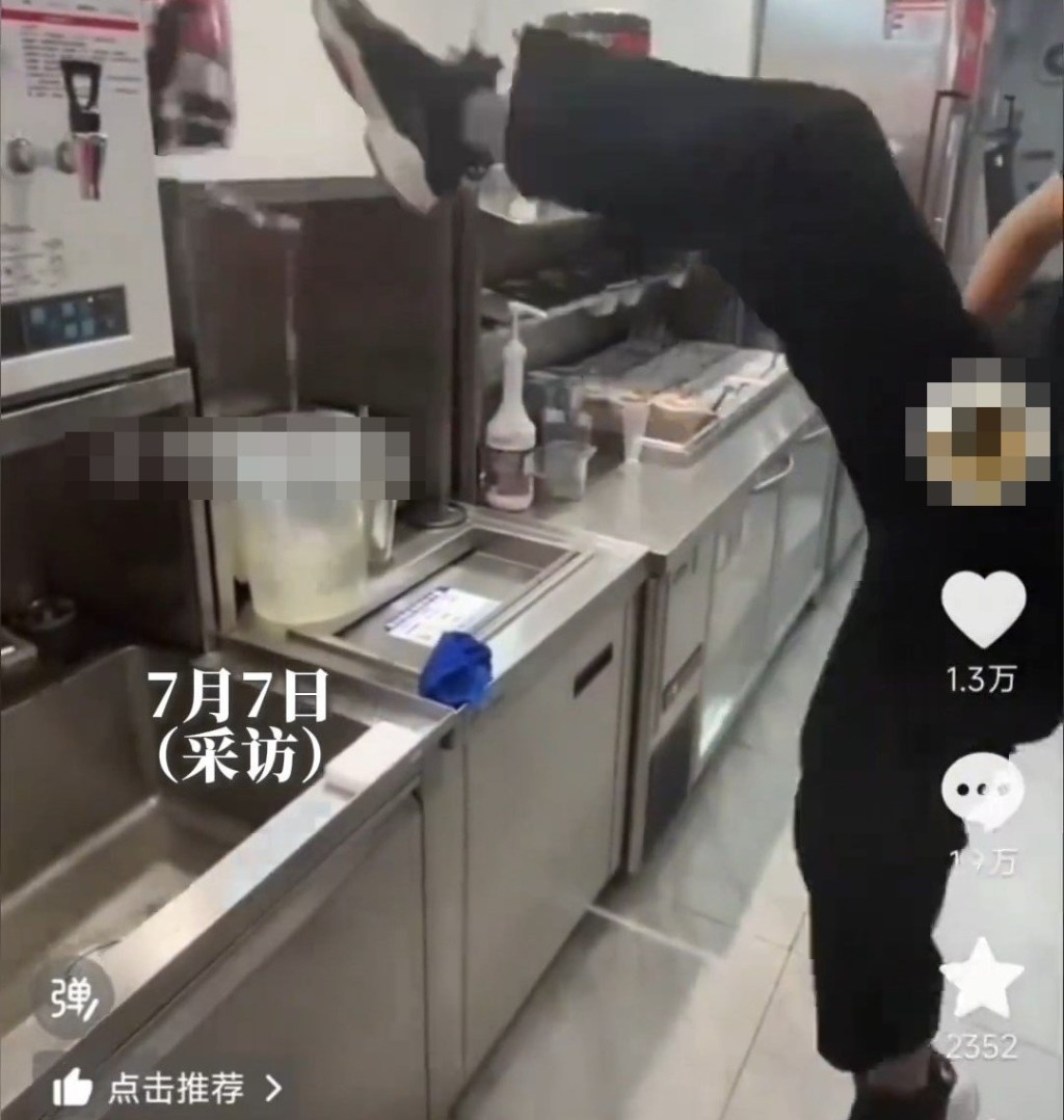 員工用腳踢水桶的開關。 員工用腳踢水桶的開關。