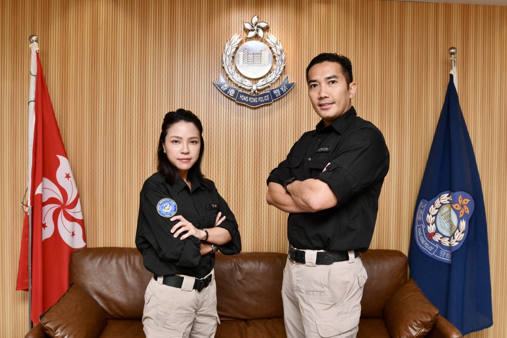  警察談判組總訓練主任張健斌（右）及成員王天惠（Yuri）(左)。盧江球攝