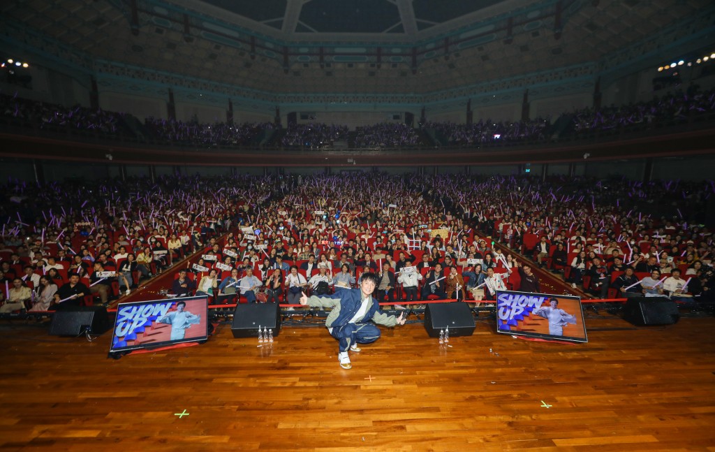 小方與全場歌迷合照。