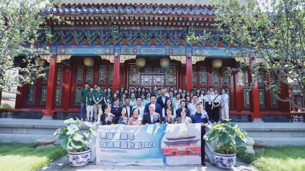 麥美娟(第一排左三)和民青局常任秘書長林雪麗(第一排左二)與故宮博物院院長王旭東博士(第一排中)、其他嘉賓和實習生合照。