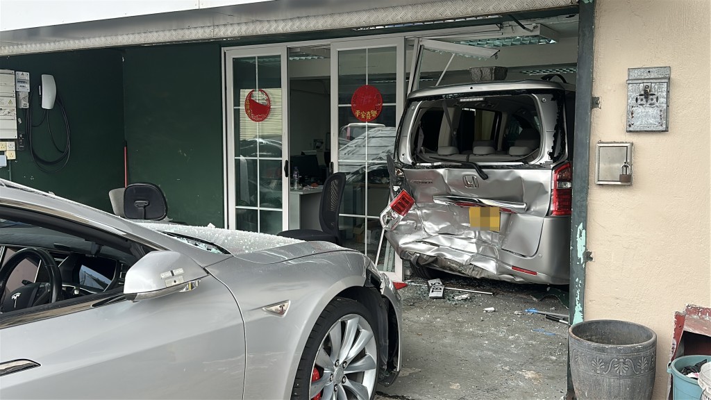 Tesla車頭泵把損毀,七人車車尾凹陷。 Tesla車頭泵把損毀,七人車車尾凹陷。