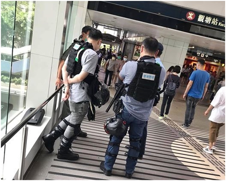 防暴警在觀塘站大堂截查途人。網民Wilson Lai圖片