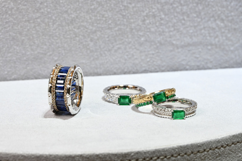 属于Bespoke订制蓝宝石拼钻石指环，以及可作层次式配搭的绿宝石套装指环。
