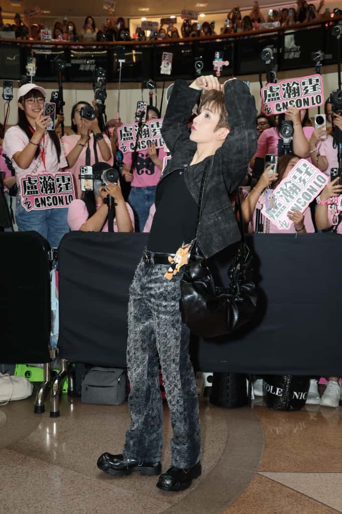 AL不單與「神徒」大合照,又派心心及放飛吻。 AL不單與「神徒」大合照,又派心心及放飛吻。