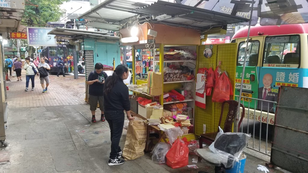 香燭店女東主遭的士撞倒仍然留醫。